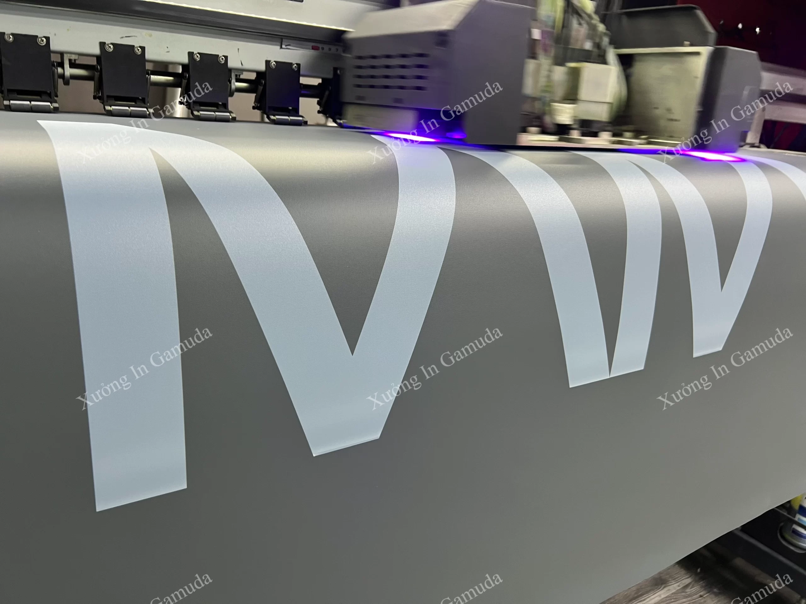 In Logo Trắng Lên Vải Rèm Cuốn Màu Xám – Xưởng In UV Gamuda Công Nghệ In Rèm Cuốn Đảm Bảo Chất Lượng Sản Xuất – Giá In Rẻ Nhất Việt Nam Năm 2024