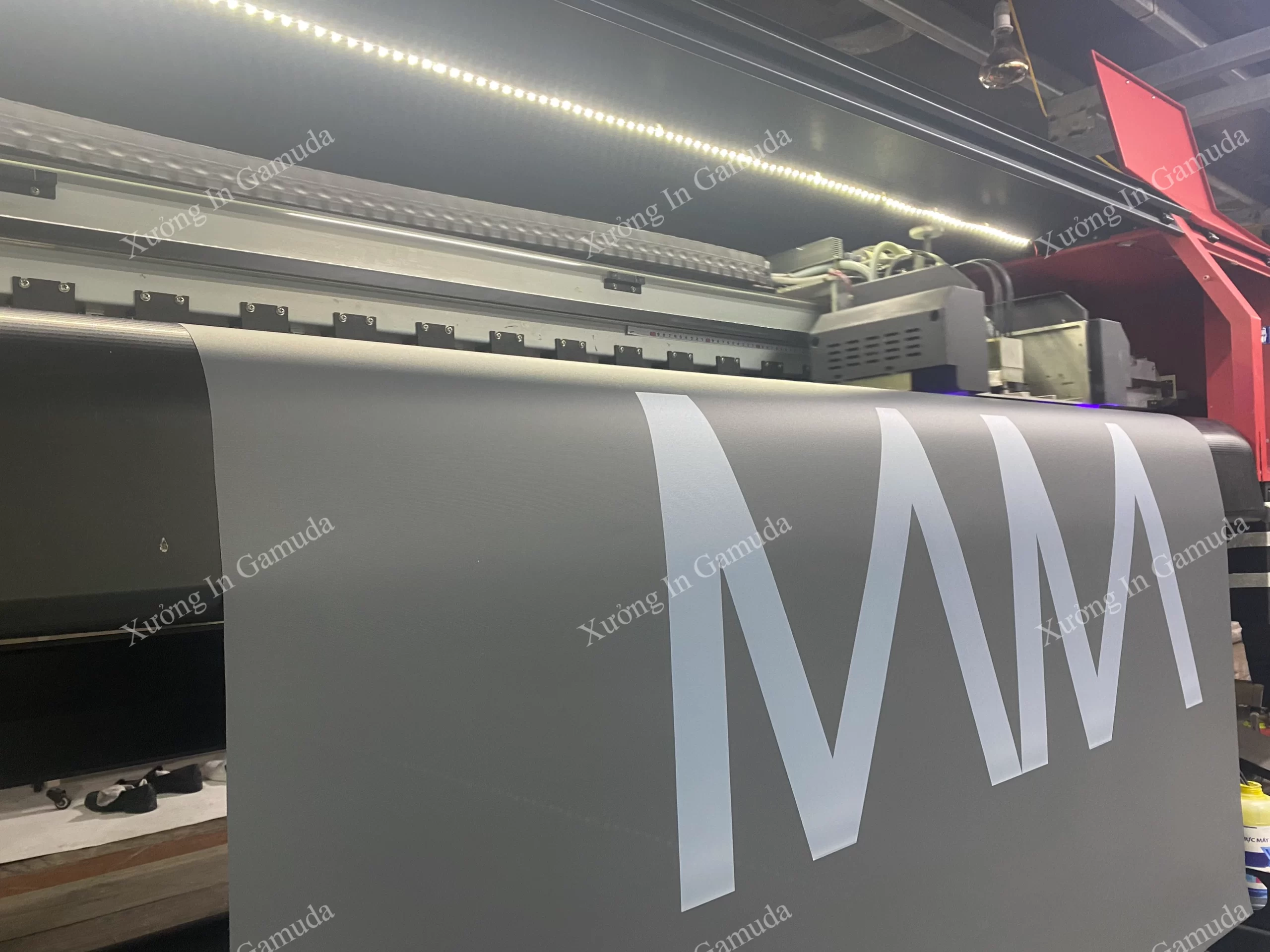 In Logo Trắng Lên Vải Rèm Cuốn Màu Xám – Xưởng In UV Gamuda Công Nghệ In Rèm Cuốn Đảm Bảo Chất Lượng Sản Xuất – Giá In Rẻ Nhất Việt Nam Năm 2024