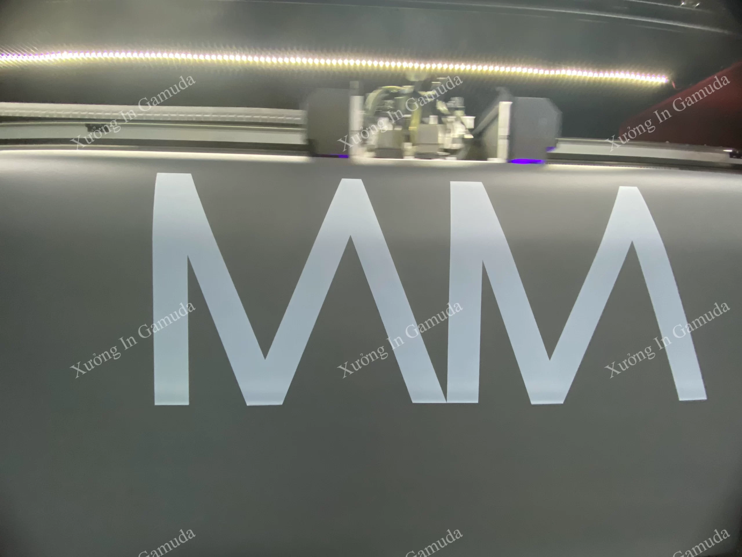 In Logo Trắng Lên Vải Rèm Cuốn Màu Xám – Xưởng In UV Gamuda Công Nghệ In Rèm Cuốn Đảm Bảo Chất Lượng Sản Xuất – Giá In Rẻ Nhất Việt Nam Năm 2024