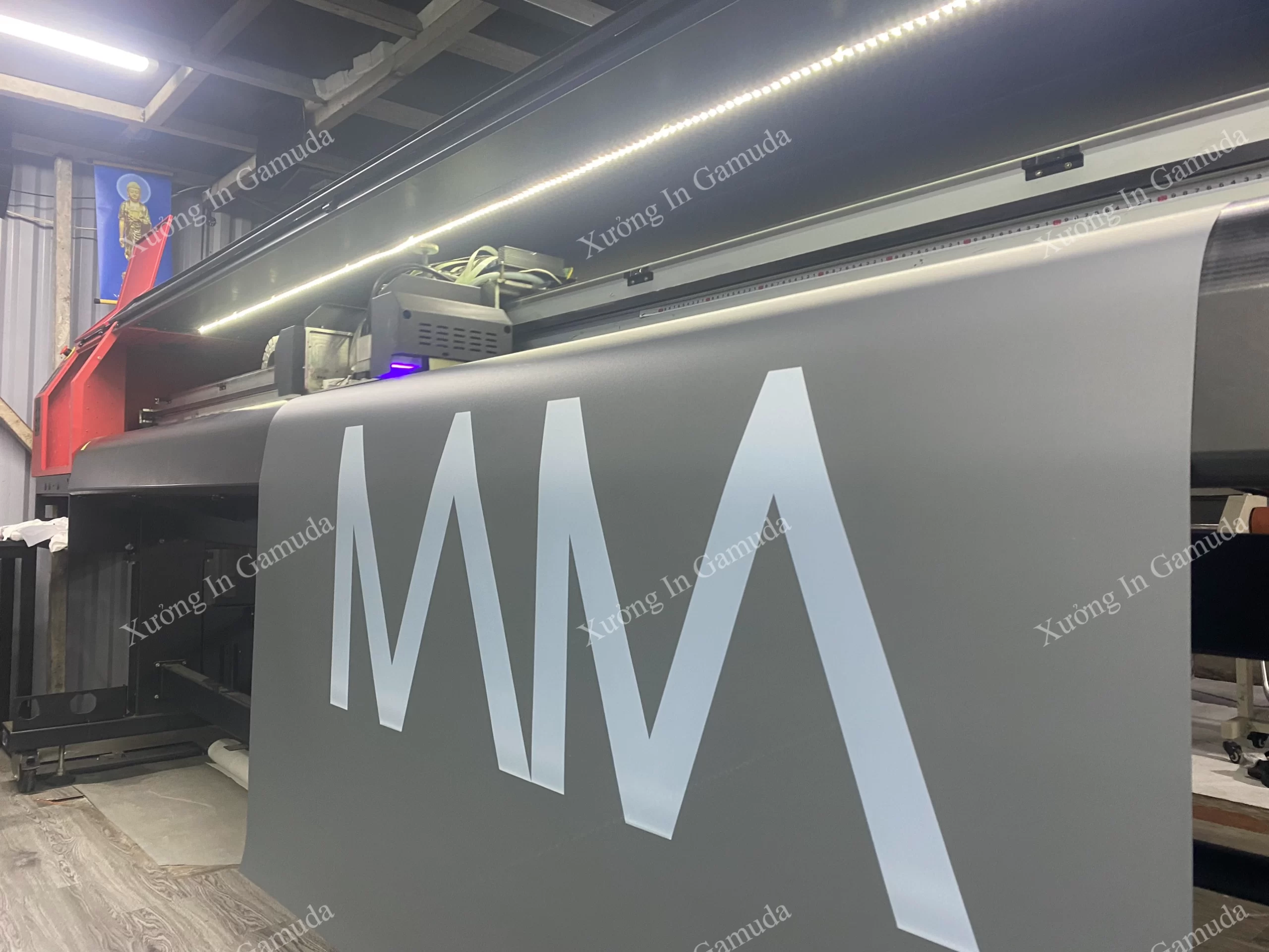 In Logo Trắng Lên Vải Rèm Cuốn Màu Xám – Xưởng In UV Gamuda Công Nghệ In Rèm Cuốn Đảm Bảo Chất Lượng Sản Xuất – Giá In Rẻ Nhất Việt Nam Năm 2024