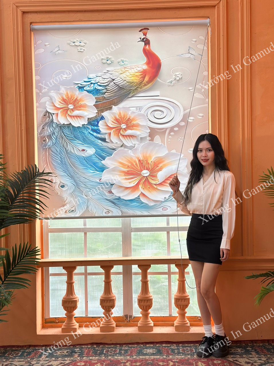 Chị Lý test thử sản phẩm giới thiệu sảm phẩm rèm cuốn không khoan tới mọi người