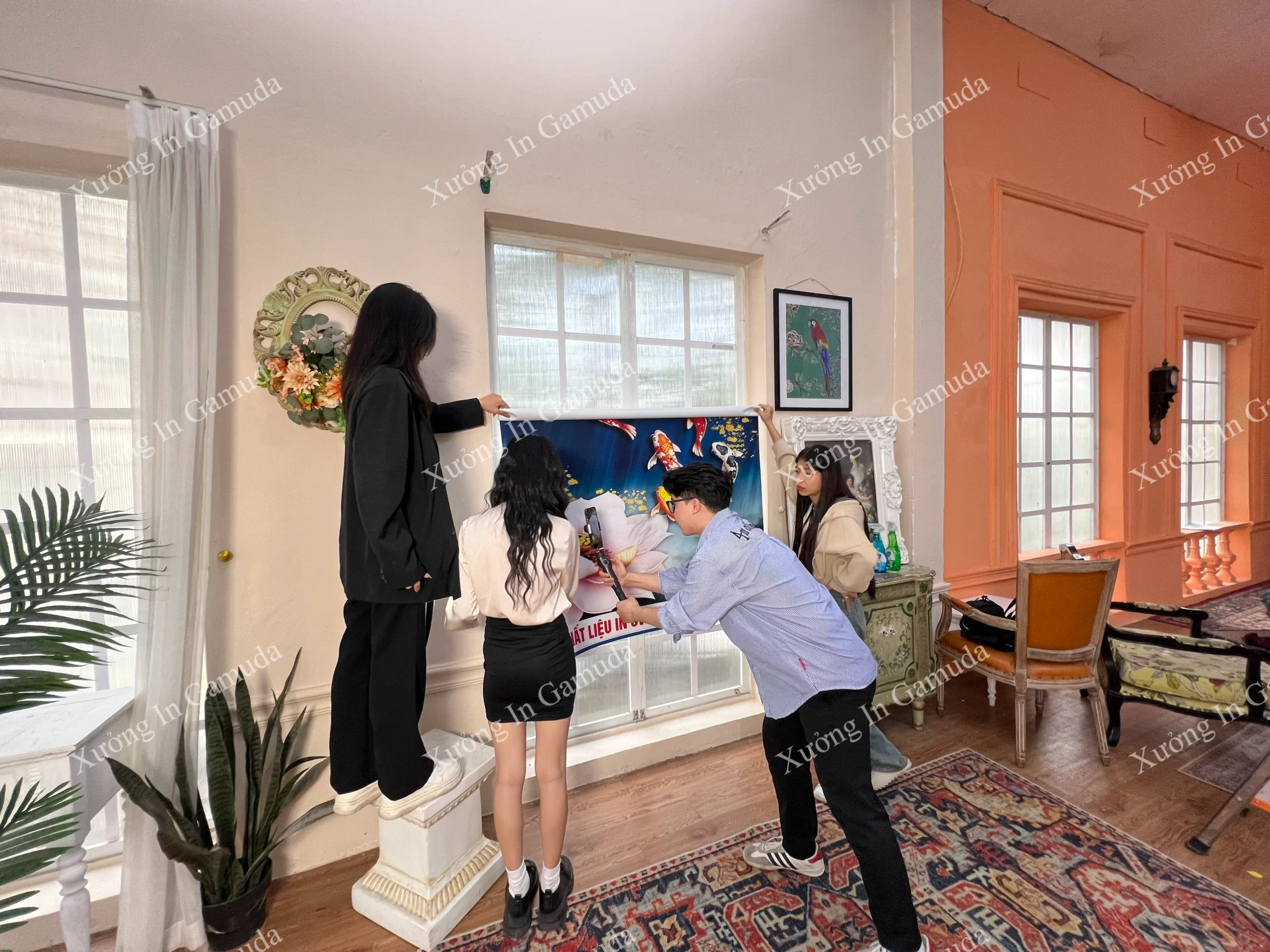 Các nhân viên xưởng in Gamuda teamwork set up không gian quay chụp và thuyết trình