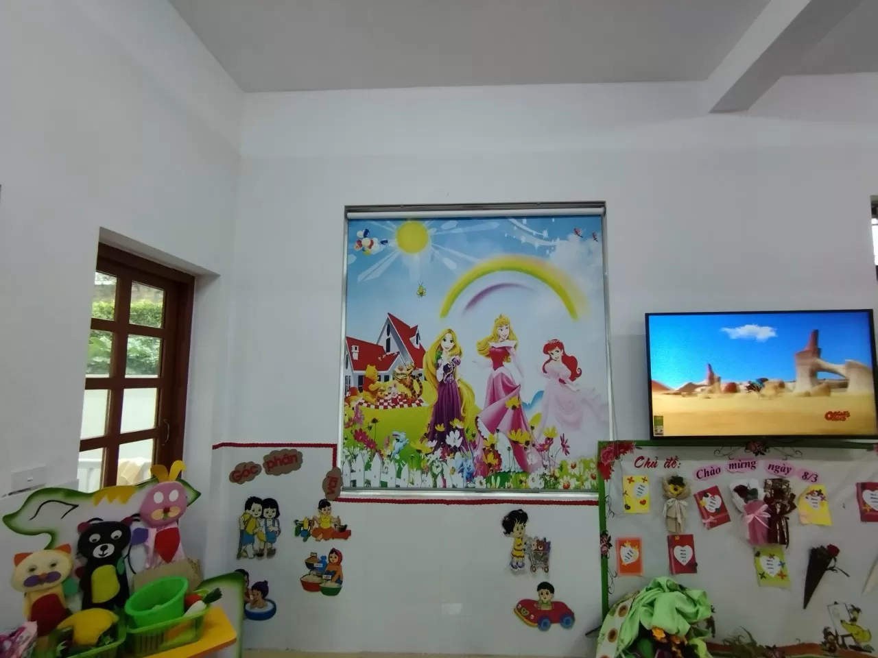 Rèm cuốn cho phòng học được sử dụng khá phổ biến hiện nay